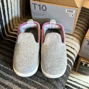 Smallbirds by Allbirds wool loungers in light grey. NEW. Little kids size T10